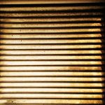 Солнечный свет радует, согревает и наполняет дом жизнью. Но у него есть и другая сторона. Ультрафиолет постепенно воздействует на многие материалы: краска блекнет, пластик теряет плотность, ткани становятся ломкими. Именно поэтому владельцы домов и террас всё чаще задумываются о защите конструкций от солнца. Хорошие рольставни — не просто элемент комфорта, а настоящий щит от агрессивного солнечного излучения. Особенно это важно для открытых пространств, где солнце работает без перерыва: веранд, летних кухонь и зон отдыха. Здесь на первый план выходит качество материала и технология производства, которыми обладают современные рольставни для террасы. Почему ультрафиолет опасен для материалов Солнечный свет кажется мягким и безобидным. Но его ультрафиолетовая часть действует как медленный, почти незаметный разрушитель. Она буквально «выбивает» цвет из поверхности. Пигменты распадаются, структура покрытия ослабевает. Результат? Материал теряет насыщенность и начинает стареть быстрее. Особенно чувствительны к этому дешёвые полимеры. Через год-два они могут пожелтеть, стать мутными или покрыться мелкими трещинами. Многие сталкивались с этим: пластиковые элементы на улице сначала тускнеют, затем ломаются при небольшом усилии. Причина проста — постоянное воздействие солнца. Но современные рольставни изготавливают иначе. В качественные материалы добавляют УФ-стабилизаторы. Эти компоненты работают как солнцезащитный крем. Они поглощают агрессивные лучи и не дают им разрушать структуру поверхности. Есть ещё один фактор — толщина и плотность полотна. Чем прочнее материал, тем медленнее идёт деградация. Поэтому профессиональные системы рассчитаны на годы эксплуатации под открытым небом. Какие материалы не выцветают на солнце Не все рольставни одинаково стойкие к ультрафиолету. Разница между ними иногда становится заметна уже через пару сезонов. Поэтому при выборе стоит обращать внимание на состав полотна и тип покрытия. Одним из самых устойчивых считается прозрачный ПВХ высокого качества. Такой материал сохраняет гибкость и прозрачность даже при длительном контакте с солнцем. Он не мутнеет, не желтеет и выдерживает перепады температуры. Визуально он остаётся таким же, как в день установки. Металлические ламели с порошковым покрытием — ещё один надёжный вариант. Здесь краска не просто нанесена сверху. Она запекается при высокой температуре и буквально «сплавляется» с поверхностью. Благодаря этому цвет держится долго и не выгорает. Есть и гибридные конструкции, где сочетаются прозрачные вставки и алюминиевые элементы. Они дают одновременно свет, защиту и долговечность. Практика показывает: при грамотном производстве такие системы служат десятилетиями. Интересная деталь. Производители часто тестируют материалы в камерах искусственного солнца. Там ультрафиолет усиливают в несколько раз. Несколько недель такого теста имитируют годы работы на улице. Как продлить внешний вид рольставней Даже самый прочный материал требует минимального ухода. Хорошая новость — он довольно прост. Несколько простых действий помогают сохранить внешний вид на долгие годы. Первое — регулярная очистка поверхности. Пыль, пыльца и дорожная грязь могут усиливать нагрев. В результате материал быстрее теряет блеск. Достаточно мягкой губки, воды и лёгкого моющего средства. Второе — проверка направляющих и механизма. Когда система работает плавно, полотно не испытывает лишнего напряжения. Это тоже влияет на долговечность. Любое перекручивание или сильное трение ускоряет износ. Третье — аккуратное обращение зимой. Если на поверхности образуется лёд, не стоит резко поднимать полотно. Лучше дать конструкции немного прогреться на солнце. Маленький совет из практики монтажников: раз в сезон полезно промывать рольставни струёй воды из шланга. Пять минут — и система снова выглядит свежо. Почему устойчивость к выцветанию важна для террасы Терраса — это место отдыха. Пространство, где собирается семья, где проходят ужины с друзьями, где утром пьют кофе. И внешний вид здесь играет роль не меньше, чем комфорт. Представьте два сценария. В одном случае прозрачные панели чистые, свет проходит мягко, цвета остаются насыщенными. Во втором — материал пожелтел и стал мутным. Атмосфера меняется сразу. Стойкость к ультрафиолету влияет не только на эстетику. Она связана и с безопасностью. Материал, который не разрушен солнцем, сохраняет прочность. Он лучше держит ветер, дождь и температурные колебания. Есть и экономический аспект. Когда конструкция долго не теряет внешний вид, не требуется частая замена. Дом выглядит аккуратно, а расходы остаются разумными. Как однажды сказал архитектор: «Хорошая деталь незаметна, пока работает идеально». С рольставнями это правило работает на сто процентов.